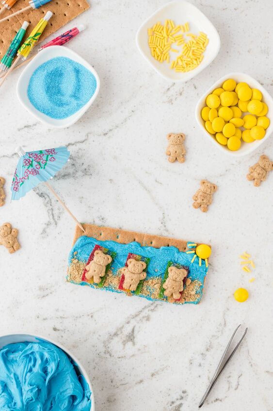how to make beach day graham crackers, making kid s graham snacks with teddy grahams and frosting