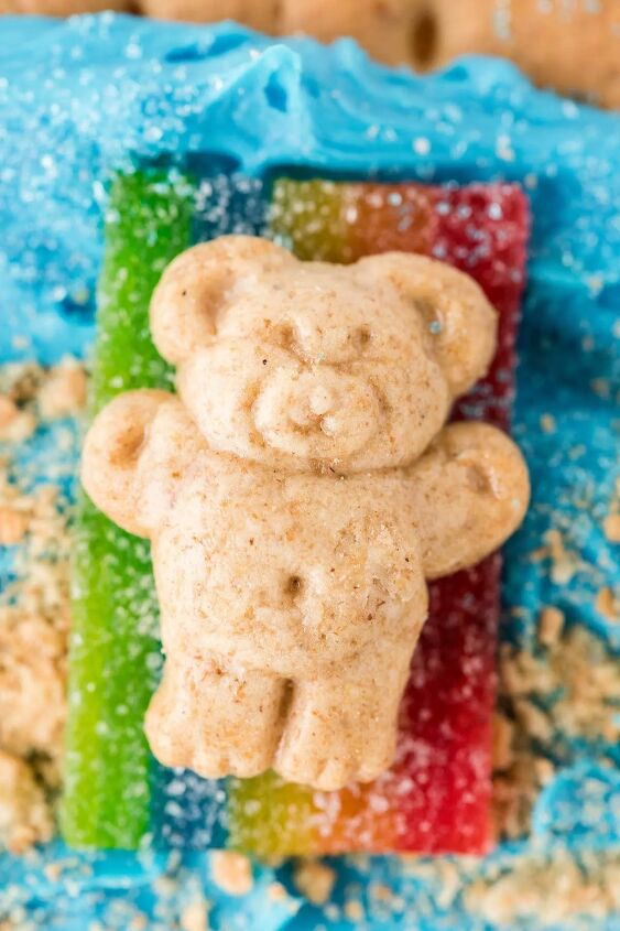 how to make beach day graham crackers, super cute beach themed teddy graham laying on a candy towel