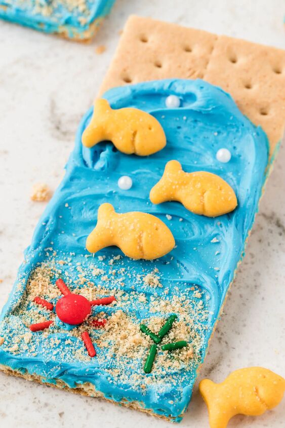 make ocean themed graham cracker snacks for a fun day, up close ocean themed graham cracker snack with goldfish cracker