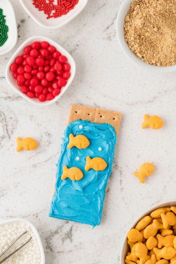 make ocean themed graham cracker snacks for a fun day, preparing ocean graham cracker snack with goldfish crackers
