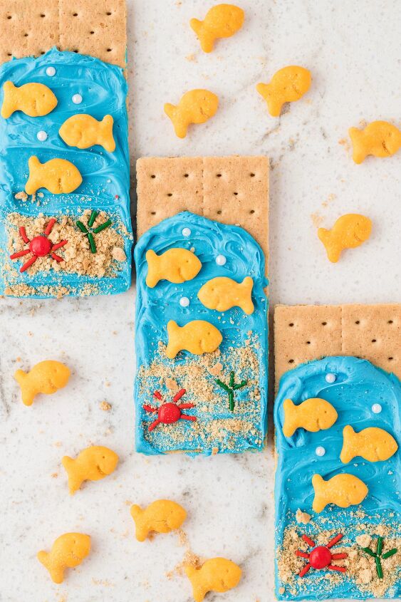 make ocean themed graham cracker snacks for a fun day, ocean graham crackers with goldfish crackers surrounding them