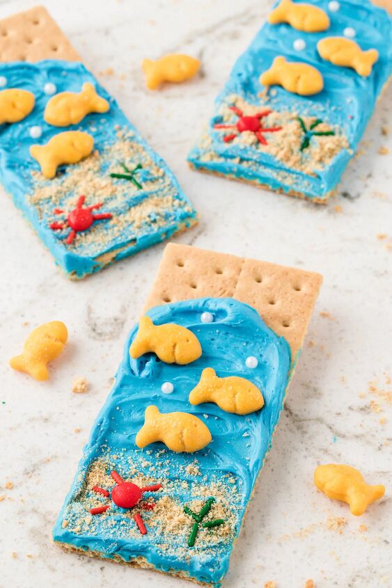 make ocean themed graham cracker snacks for a fun day, pretty graham cracker snacks for kids angled down shot