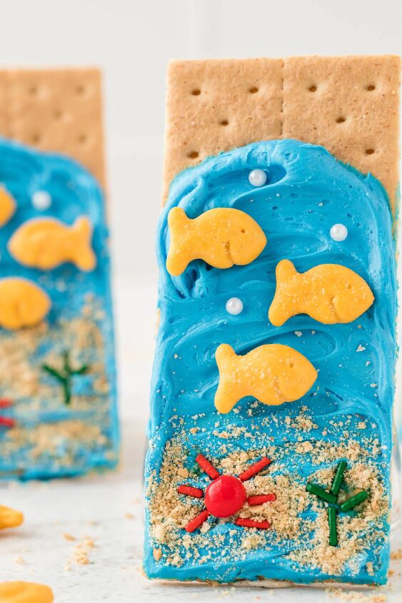 make ocean themed graham cracker snacks for a fun day, upright graham cracker snack with an ocean theme