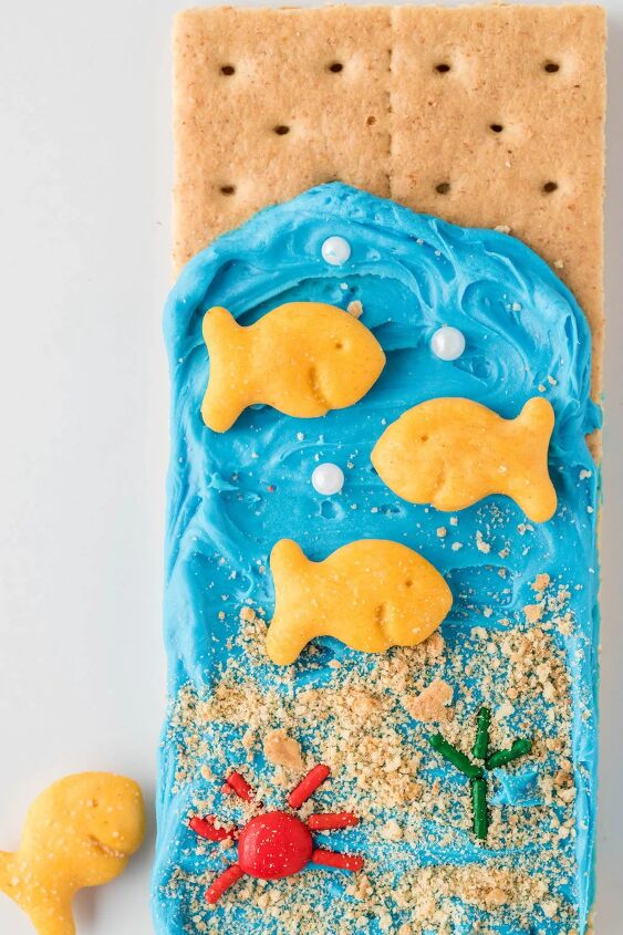 make ocean themed graham cracker snacks for a fun day, super up close views of ocean graham cracker treat for kids