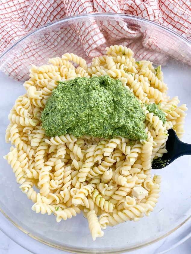 vegan pesto pasta salad, Bowl of cooked pasta with pesto added but not mixed in
