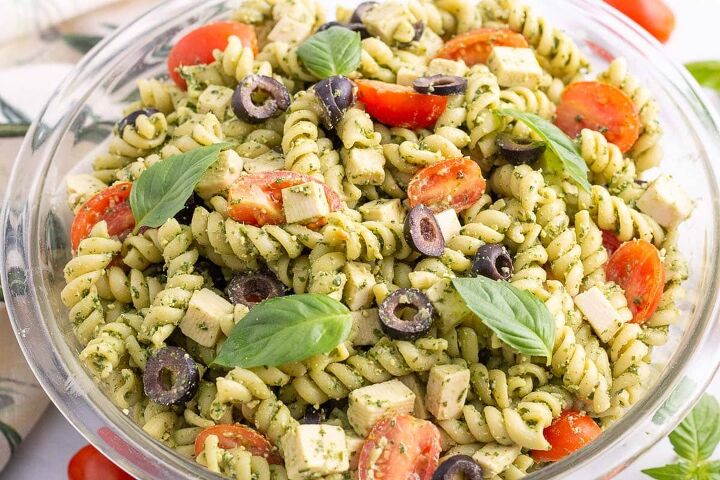 vegan pesto pasta salad, Closeup image of vegan pesto past salad in a glass bowl