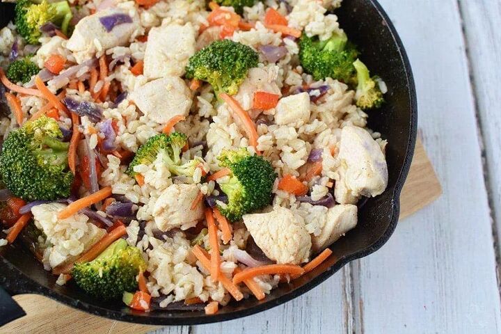 ginger chicken recipe with veggies and rice, Ginger chicken with veggies and rice in a skillet