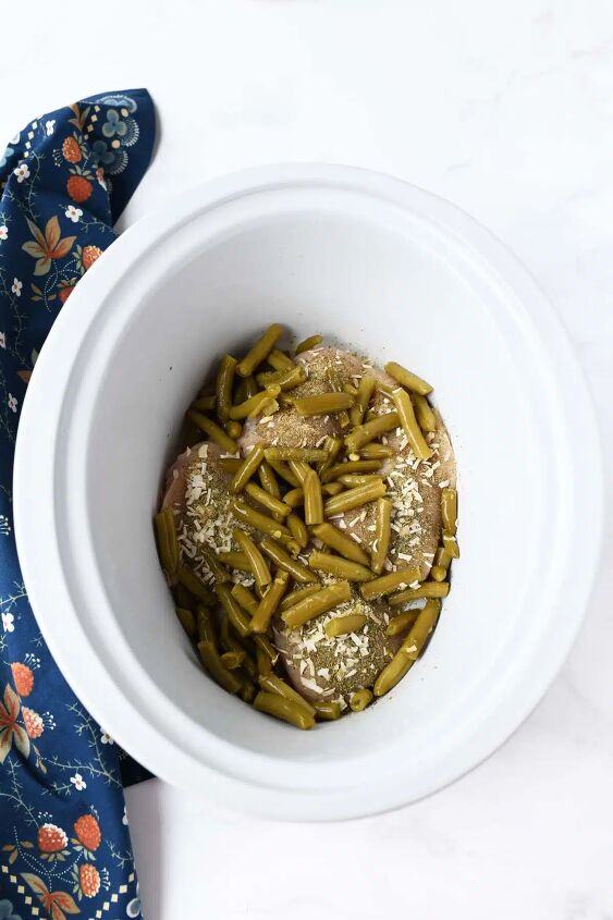 the best slow cooker chicken and stuffing, Green beans on seasoned chicken