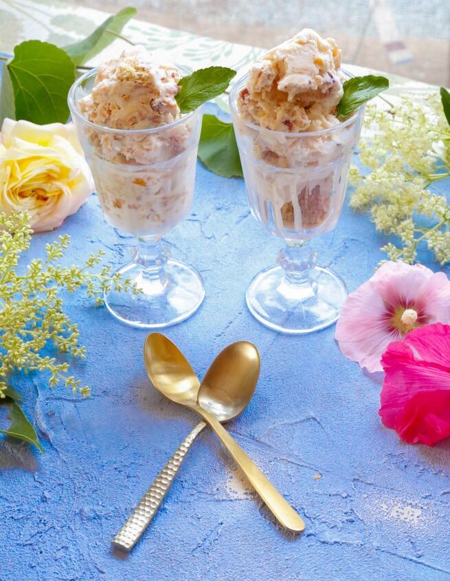 peaches and cream ice cream, two sundae glasses filled with peach ice cream