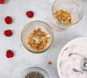 healthy yogurt parfait recipe, healthy yogurt parfait with granola and berries