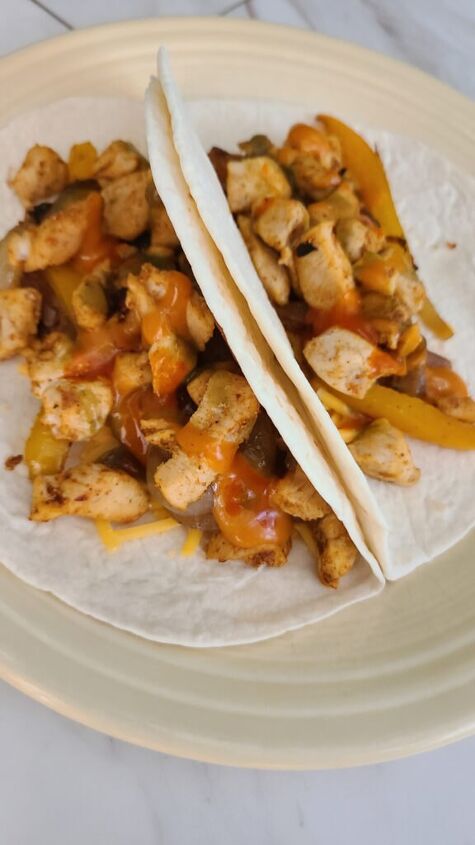 5 ingredient chicken fajitas, These deliciously easy 5 ingredient chicken fajitas can be customized in a variety of ways that the whole family will enjoy