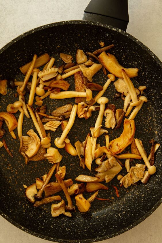 risotto ai funghi mushroom garlic and parmesan risotto, Frying the mushrooms in a dark coloured frying pan