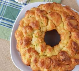 pull apart cheese bread recipe, Garlic and onion bread ring on a plate