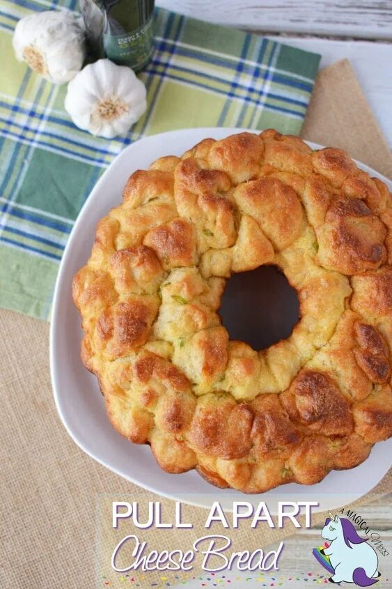 pull apart cheese bread recipe, Garlic and onion bread ring on a plate