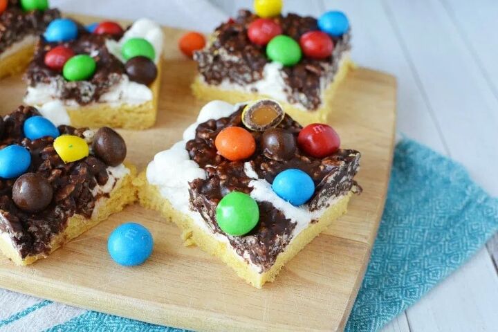 chocolate crispy fluff caramel cookie bar recipe, Layered cookie bars with candy