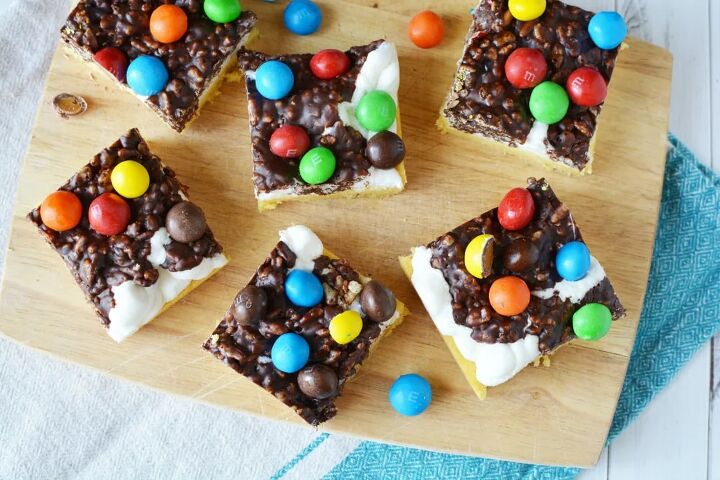 chocolate crispy fluff caramel cookie bar recipe, Cookie bars with marshmallows and rice krispie layers