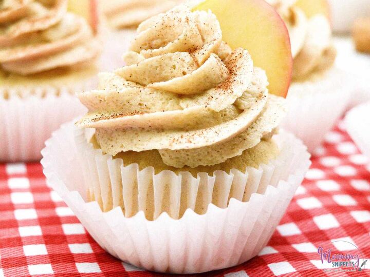 how to make apple cider cupcakes with cinnamon buttercream frosting, apple cider cupcake