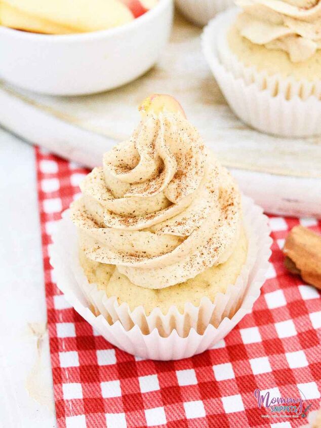 how to make apple cider cupcakes with cinnamon buttercream frosting, apple cider cupcake with apple slice