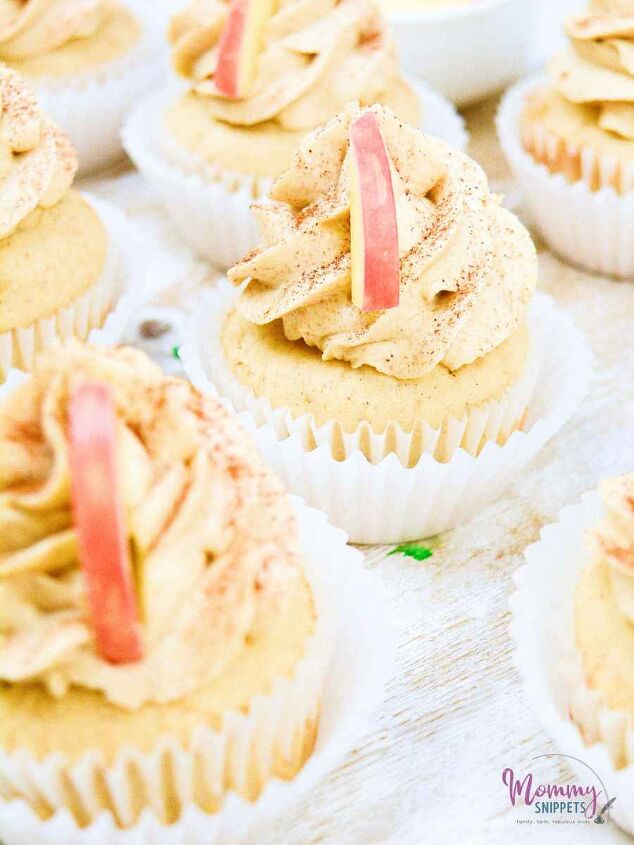 how to make apple cider cupcakes with cinnamon buttercream frosting, apple cider cupcakes with cinnamon buttercream frosting