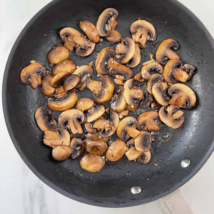 red robin inspired mushroom swiss burger recipe, Golden brown garlic mushrooms