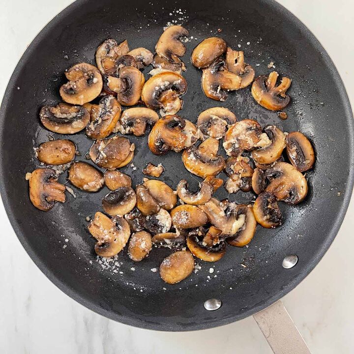 red robin inspired mushroom swiss burger recipe, Fully cooked mushrooms in skilet