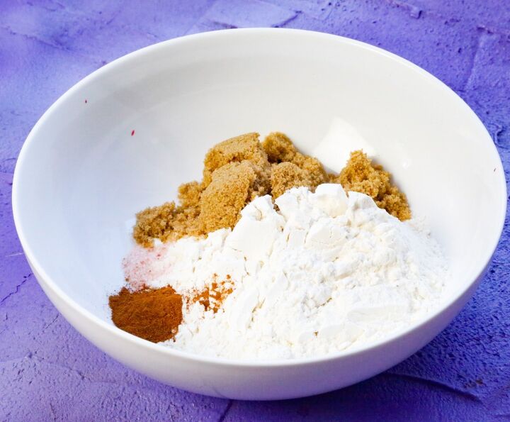 blackberry crumble pie, combine flour brown sugar arrowroot powder and cinnamon and salt in a bowl