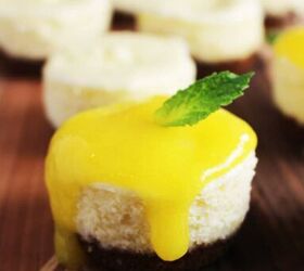 Mini Cheesecakes With Mango Coulis and Biscoff Crust