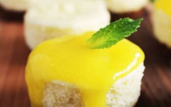 Mini Cheesecakes With Mango Coulis and Biscoff Crust