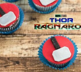 thor ragnorok inspired cupcake recipe, Cupcakes with red fondant and silver hammers
