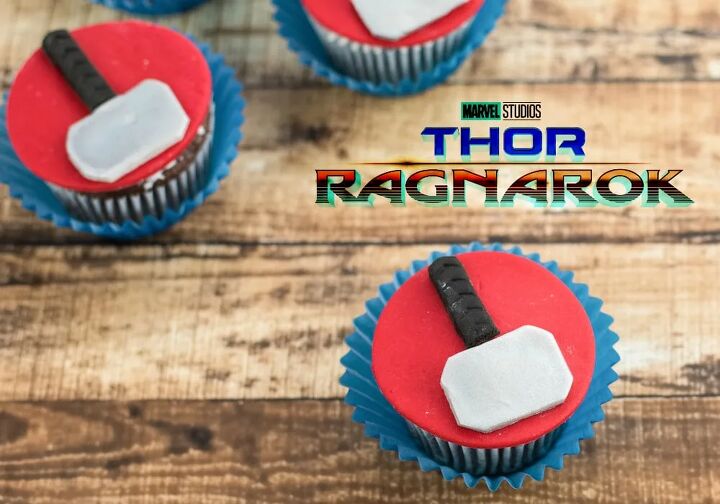 thor ragnorok inspired cupcake recipe, Cupcakes with red fondant and silver hammers
