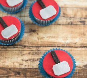 thor ragnorok inspired cupcake recipe, Cupcakes with fondant hammers