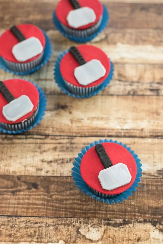 thor ragnorok inspired cupcake recipe, Cupcakes with fondant hammers