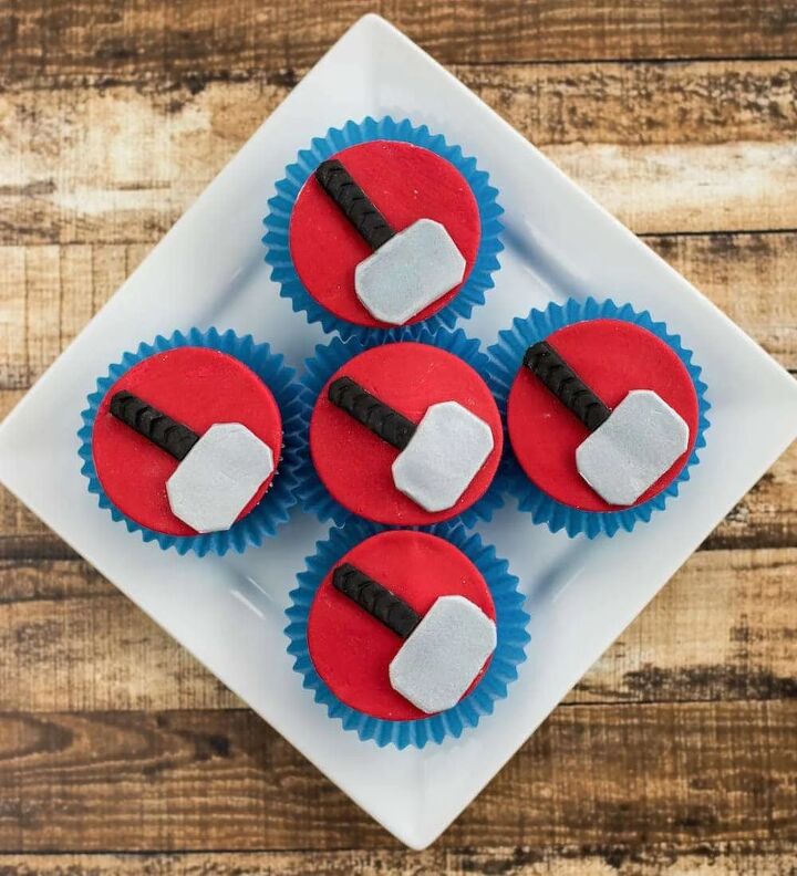 thor ragnorok inspired cupcake recipe, Cupcakes with red and silver hammer s for the Thor movie