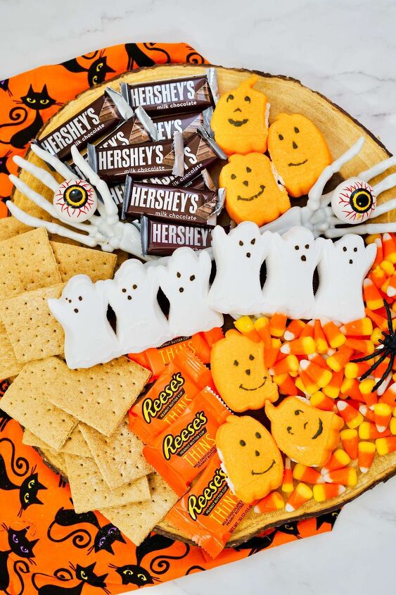 spooky s mores haunted halloween charcuterie board, Halloween Smores Tray