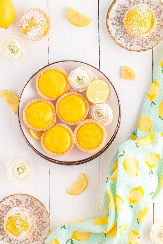 easy mini lemon tarts, Mini lemon tarts on table with fresh lemon slices and flowers