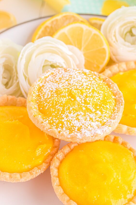 easy mini lemon tarts, Lemon tart covered in powdered sugar