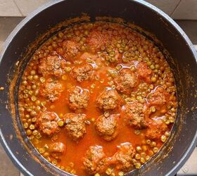 meatballs with peas in red sauce