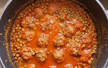 Meatballs With Peas in Red Sauce
