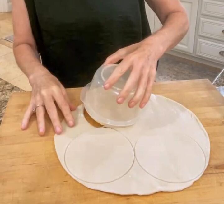 how to make a spectacular peach pie the easy way, cutting small circles out of pie dough for mini pie crusts