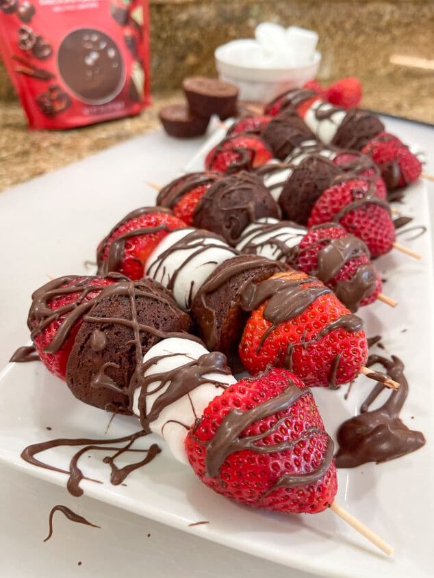 how to make a spectacular peach pie the easy way, dessert kabobs with strawberries marshmallows mini brownie bites and finished with chocolate drizzle