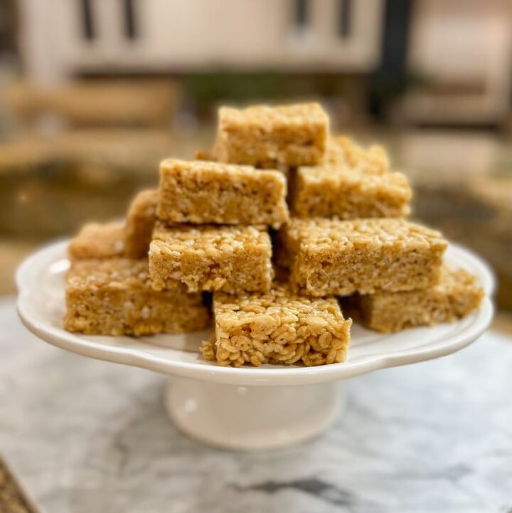 it s so easy how to make quick and luxurious salted caramel rice kris, plated salted caramel rice krispies squares