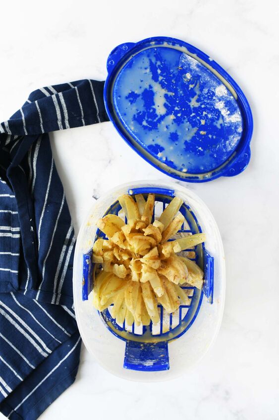 make an air fryer onion blossom at home, Wet batter dipped onion in a batter shaker with a blue cap