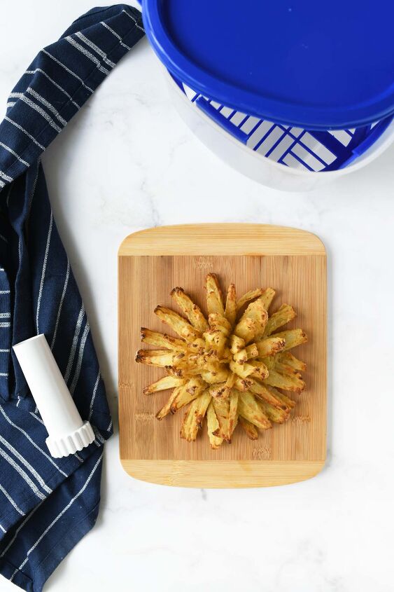 make an air fryer onion blossom at home, A crispy air fried onion blossom on a cutting board