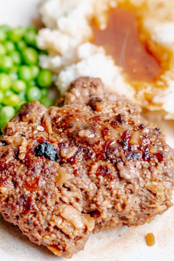 quick and easy old fashioned salisbury steak recipe, easy salisbury steak mashed potatoes and peas on a plate