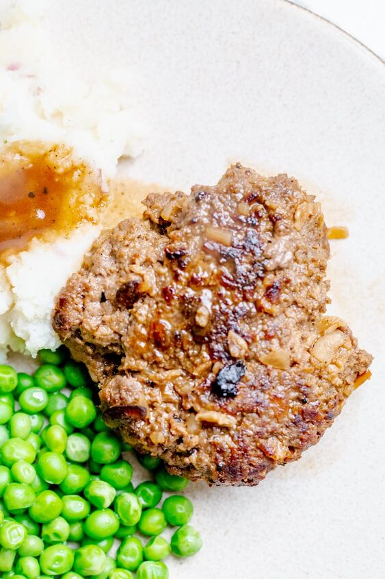 quick and easy old fashioned salisbury steak recipe, easy salisbury steak mashed potatoes and peas on a plate