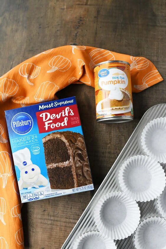 2 ingredient chocolate pumpkin muffins, Pumpkin napkin with canned pumpkin and chocolate cake mix