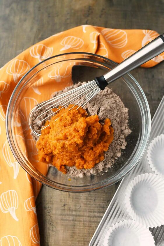 2 ingredient chocolate pumpkin muffins, Puree pumpkin and cake mix in a glass bowl with a whisk