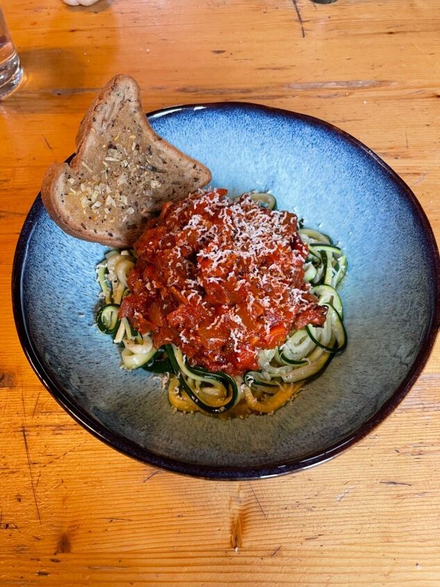spicy and smokey tomato courgetti