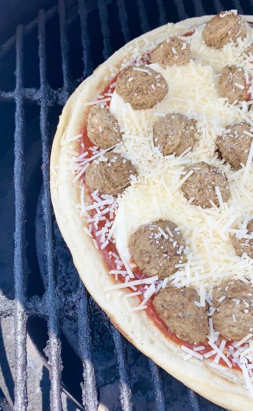 grilled meatball pizza, Meatball Pizza on the Big Green Egg grill