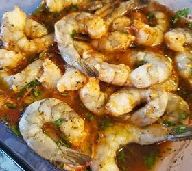 greek grilled shrimp with basil orange orzo, Marinating basil shrimp in a pan